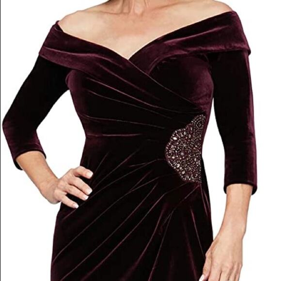 Alex Evenings Dresses & Skirts - Alex Evenings size 6P Off the Shoulder Velvet Dress